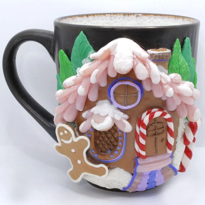 Cană ceramică neagră decorată cu fimo Casă de turtă