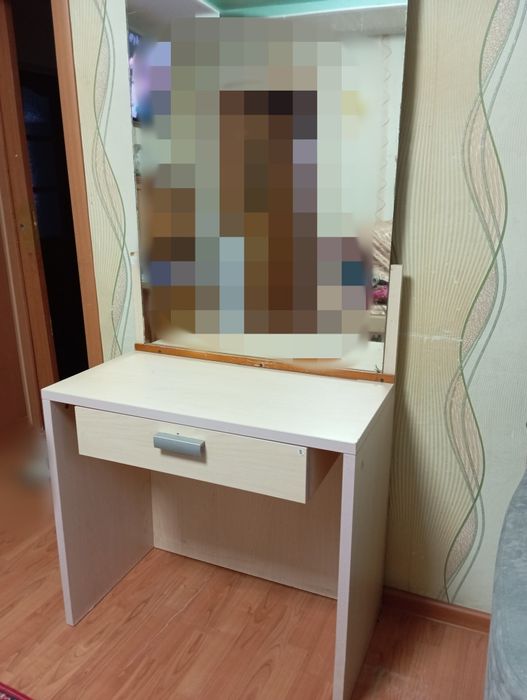 Туалетный столик с зеркалом