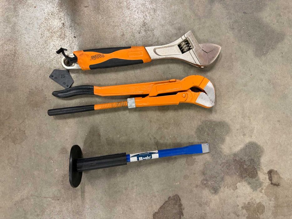 Удължител 5m/Чук/Клещи/Ключ тръбен/Ролетка 5m/Поялник/Диск за метал