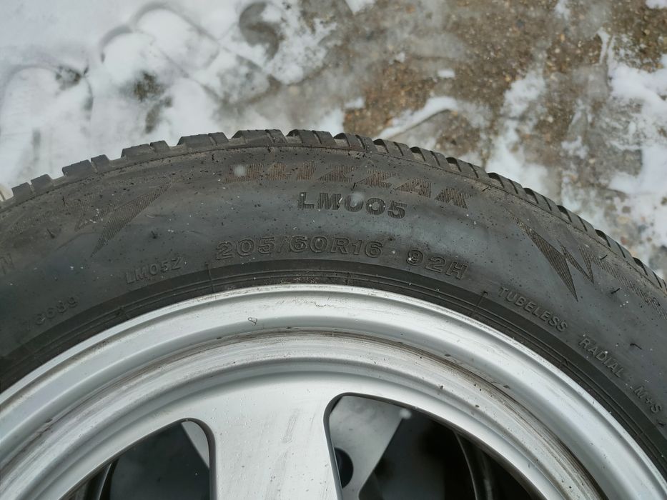 Roți aliaj cu anvelope de iarna 205/60/16