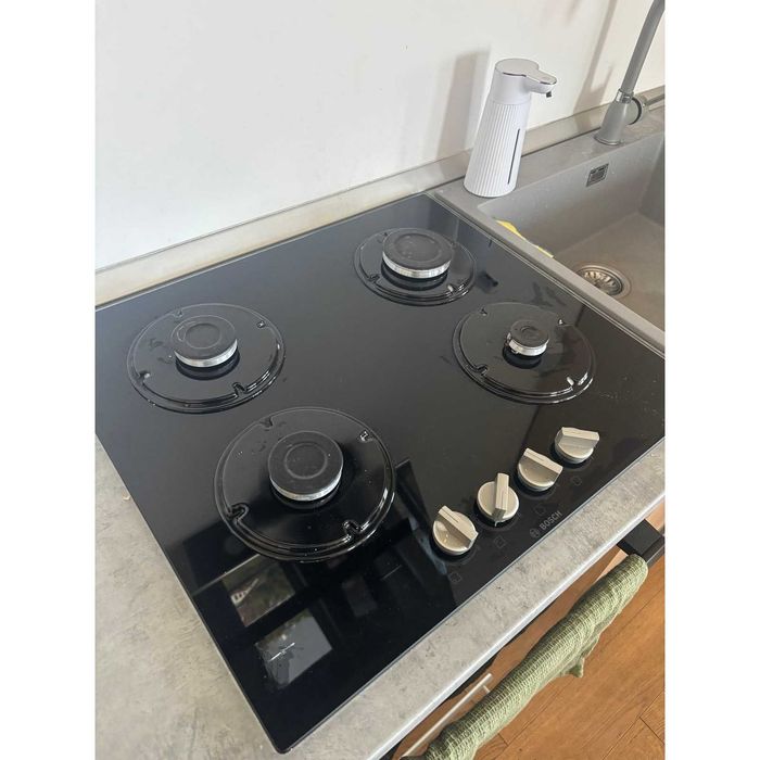 Plită pe gaz Bosch 60 cm, sticlă neagră, 4 arzătoare