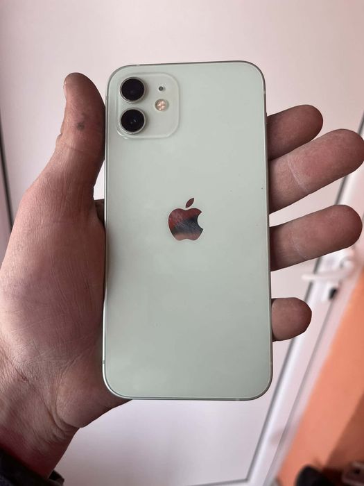 Продавам Iphone 12