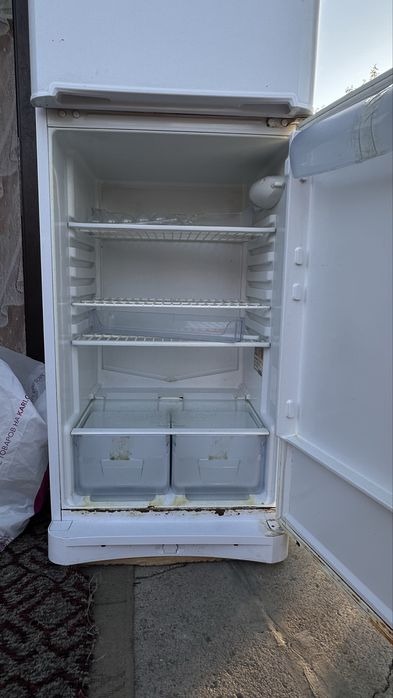Холодильник Indesit