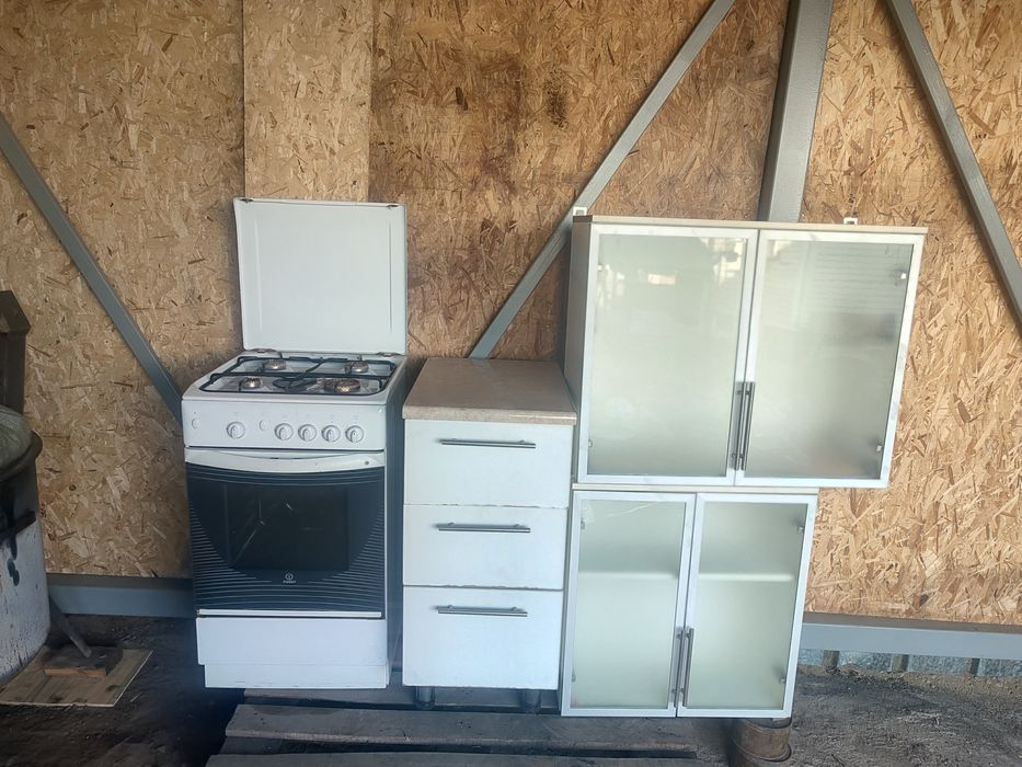 Продам газовую плиту и 3 тумбочки