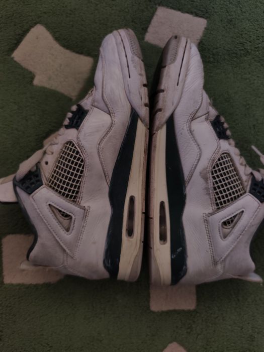 Sunt Air Jordan 4 sunt deteriorați adică au cress și unpic juliți și sunt aproape originali adică 1/1 am dat 900 de lei