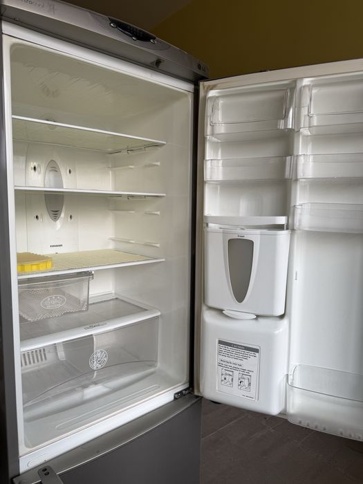 Хладилник с диспенсър LG