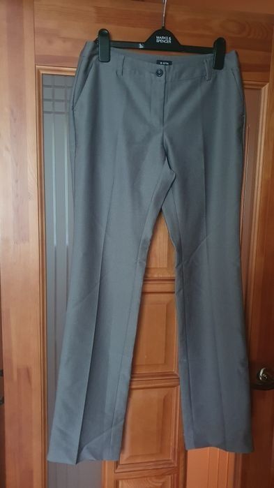 Продаю туфли и одежду, брюки, береты