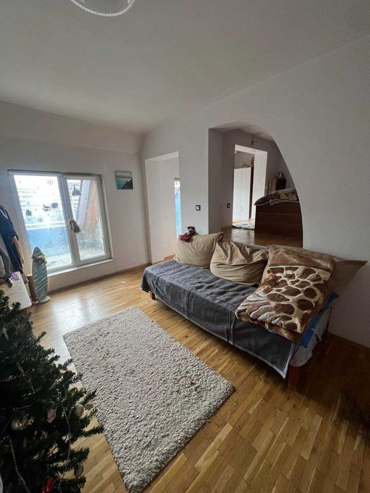 Продава тристаен апартамент в Хиподрума зад р-т Ниагара.