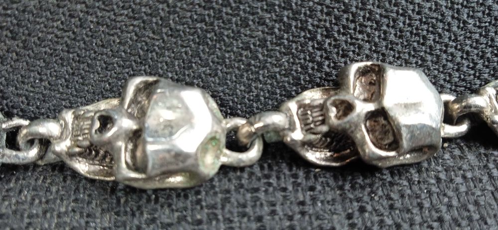 Масивна гривна с черепи 21 см сребриста