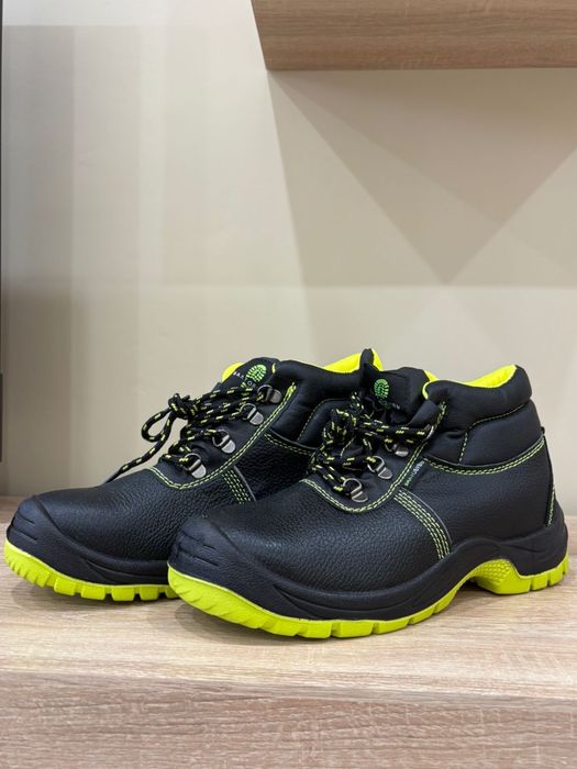 Продается спец.обувь осенний новый