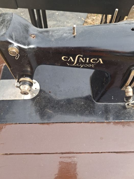 Masină de cusut casnica si Ileana