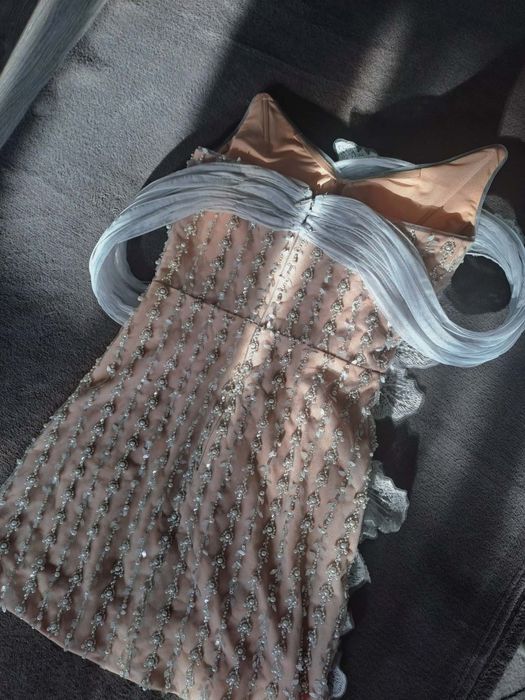 Дизайнерска рокля с 3D цветя и бляскави детайли