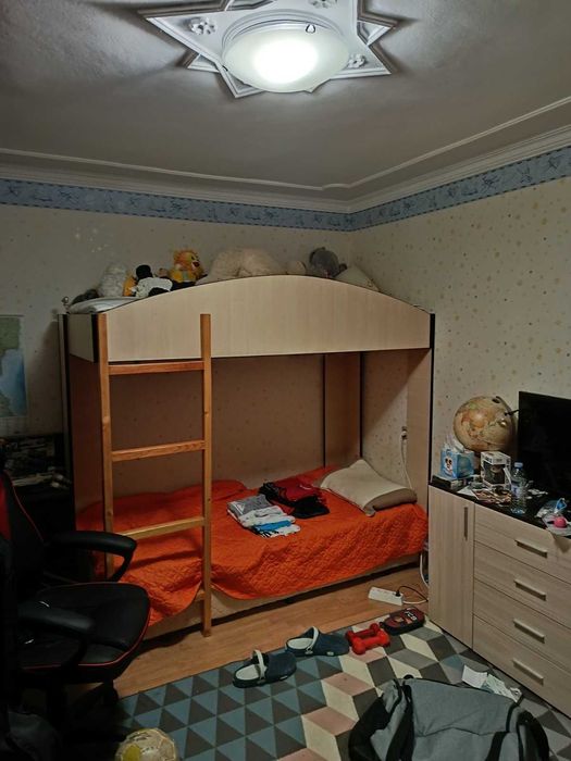 Легла на два етажа и бюро