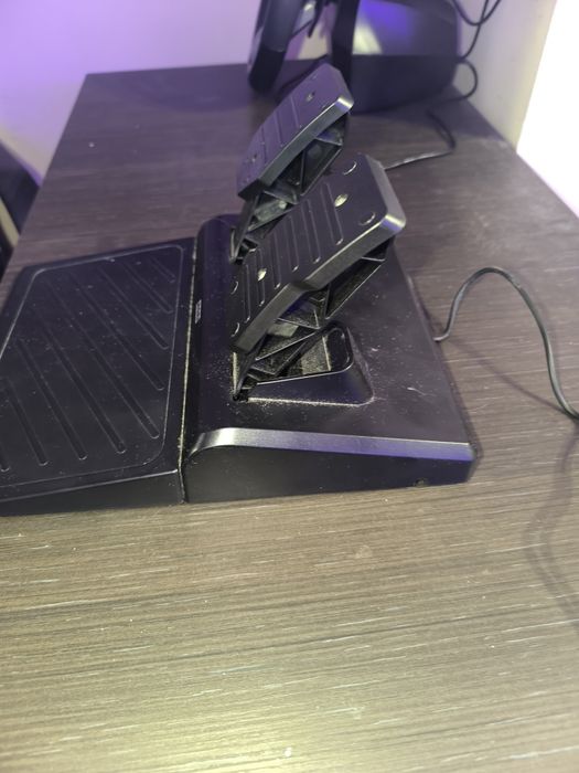 Продавам волан с педали и допълнителна игра Grand turismo 7