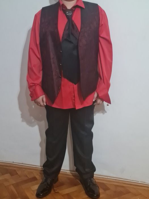 Vând costum pentru copii 9-11 ani