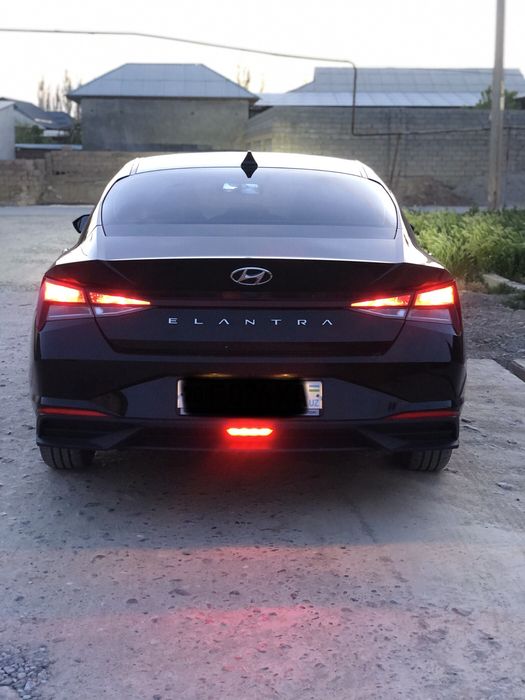 Hyundai Elantra Sotiladi