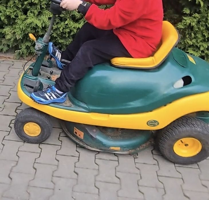 Vând tractoraș pentru tuns gazon MTD Yardman