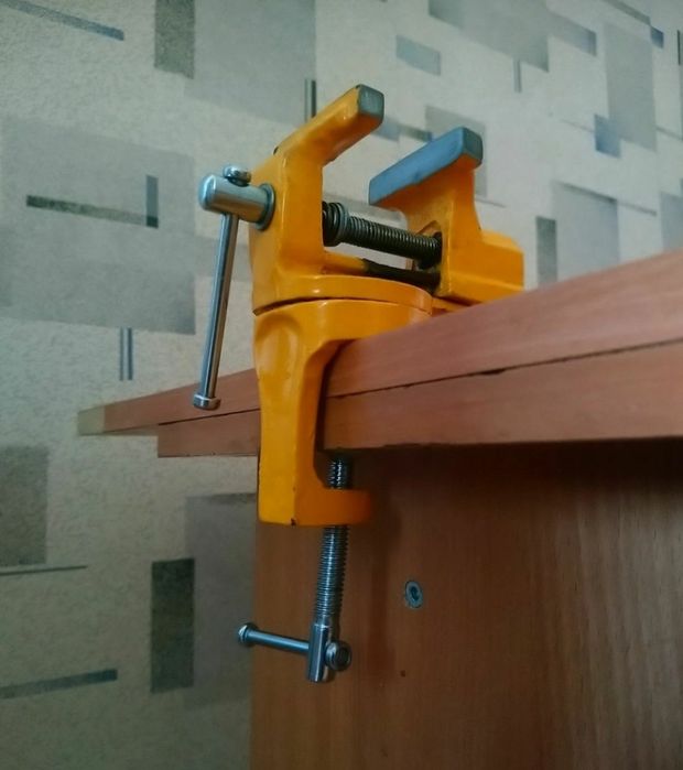 Продам Тиски маленькие настольные