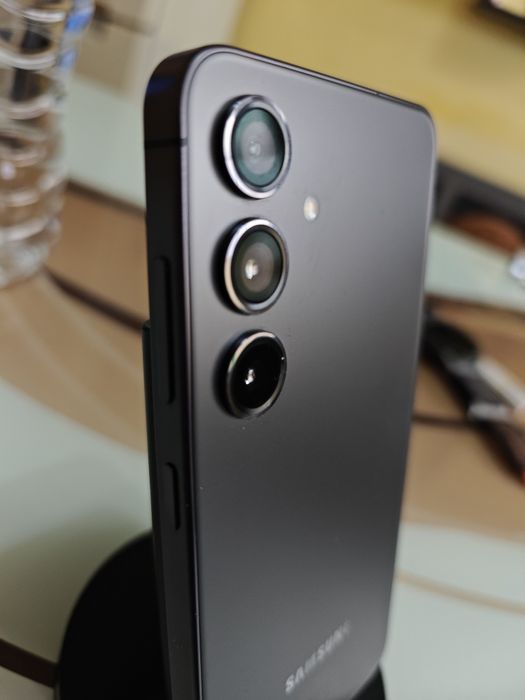 Самсунг Галакси S24, 370 евро.