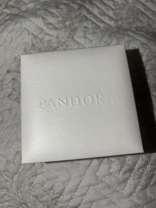 Продам серьги гвоздики Pandora