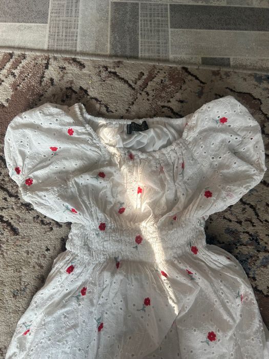 платье белое с цветочками