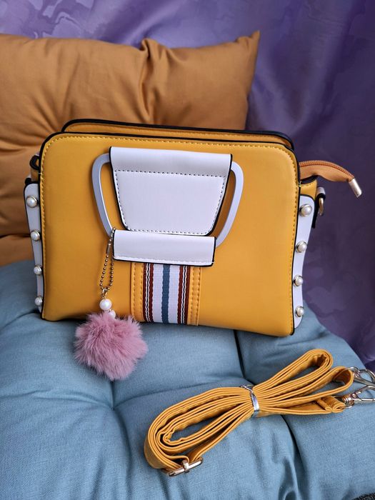 Елегантна дамска жълта чанта с помпон