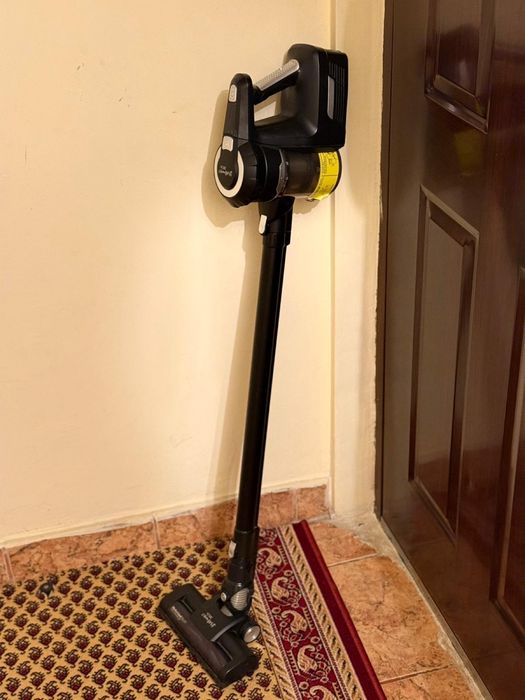 Aspirator Vertical Cu Perie Rotativă Pe Acumultator