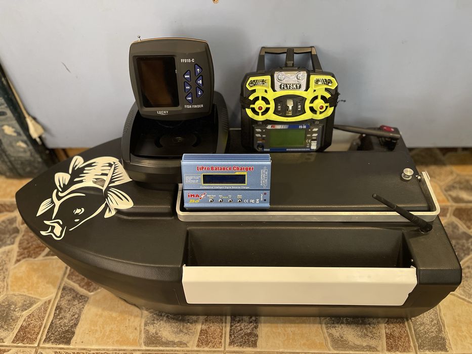 Лодка за захранка със сонар Lucky