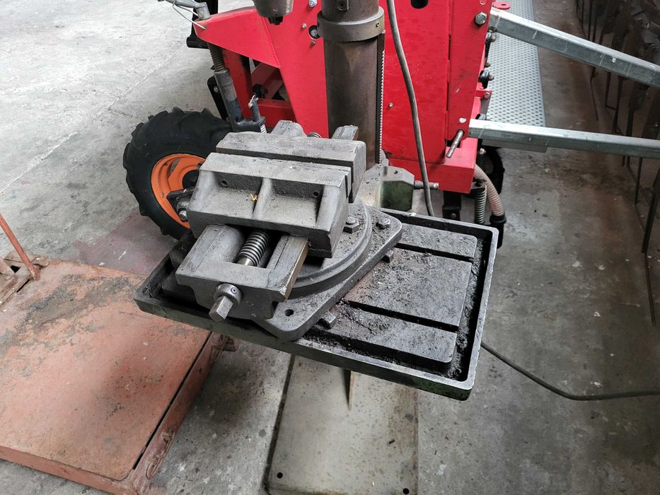 Бормашина колона, трифазна в перфектно състояние.