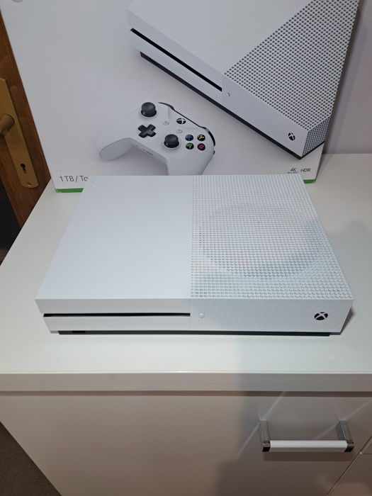 Xbox one s 1tb cu controller+3 jocuri