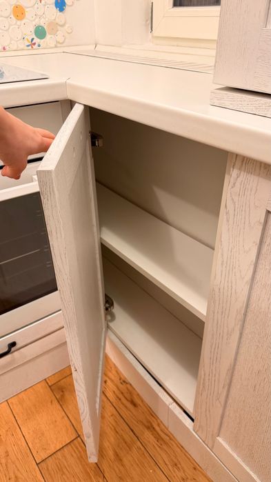 Bucatarie forma de U complet utilata și bine întreținută