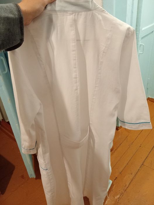 Медицинский белый халат.