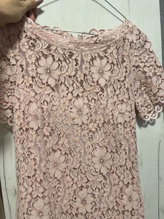 Стилна права рокля от нежна дантела