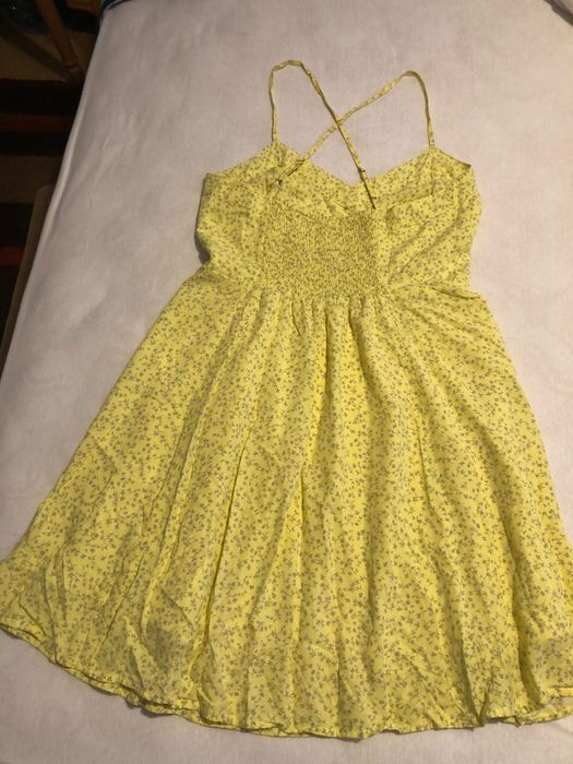 Продавам рокля с подплата р-р М за 10 лв. За София лично предаване.