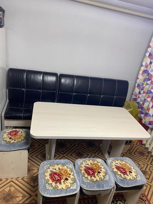 Продам Стол и стулями