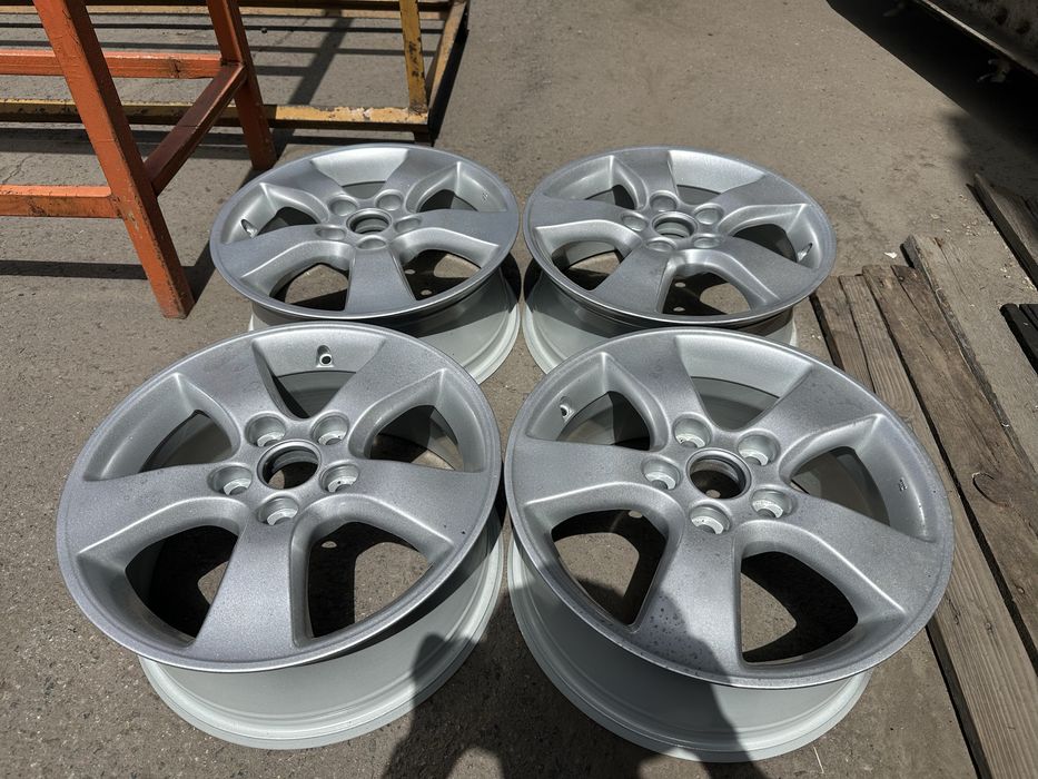 Продам диски на Камри 35  размер 16 оригинал