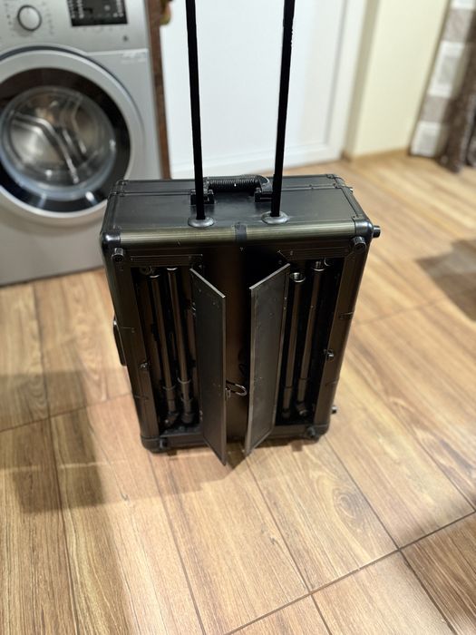 Portfard cosmetic, case valiza cu picioare lumini si spatii mari