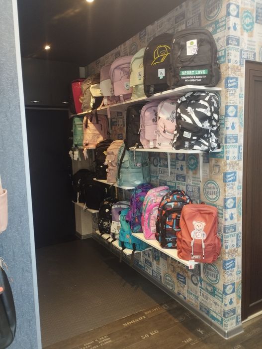 Дрехи на едро ,оборудване за магазин