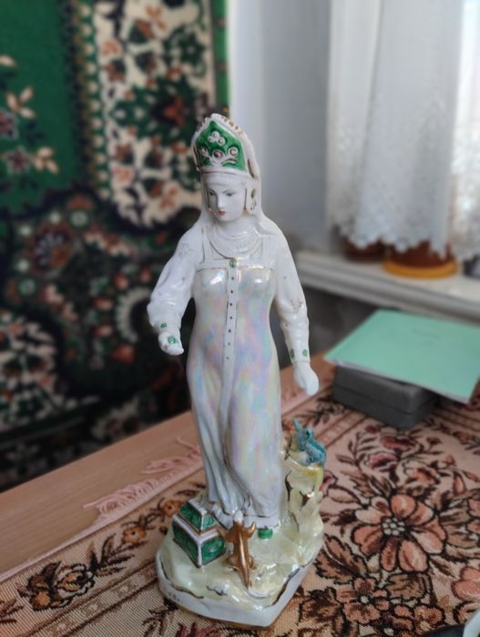 фарфоровая статуэтка хозяйка медной горы