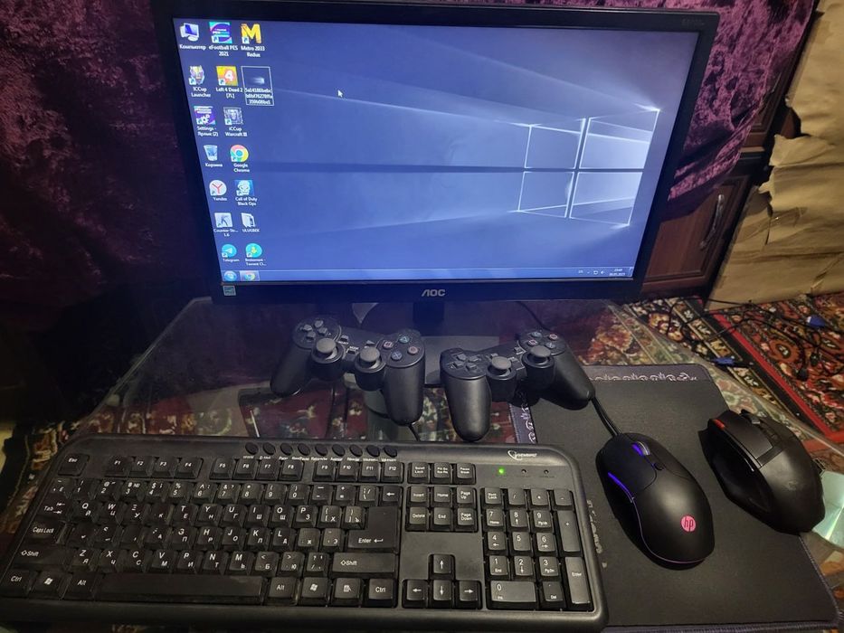 Yosh bollar oynashi uchun uyda ishlatilgan kompyuter