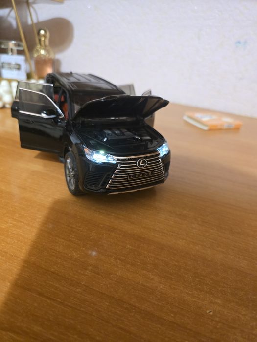 Продам модельку Lexus  lx600