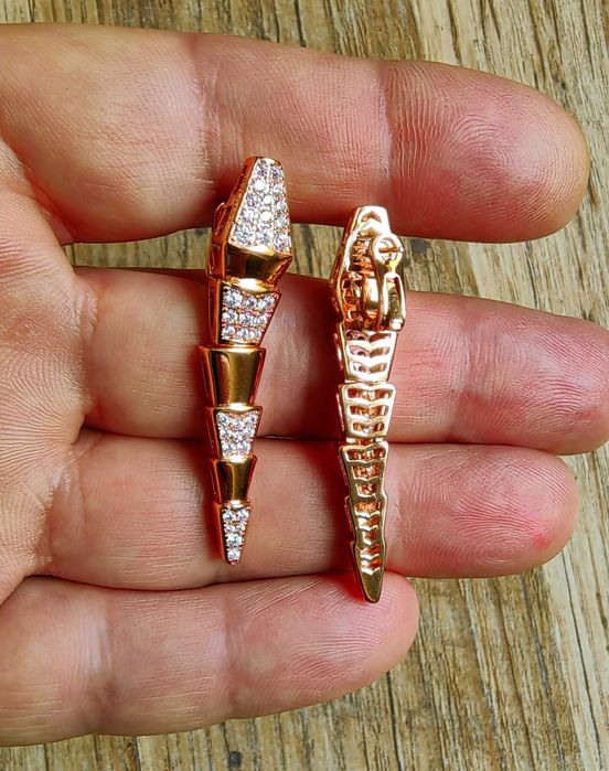 Обеци в розово цвят и циркониеви камъни на Bvlgari Serpenti с панти