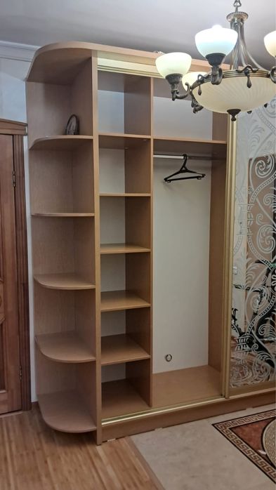 Продам шкаф-купе с зеркалом и витражом