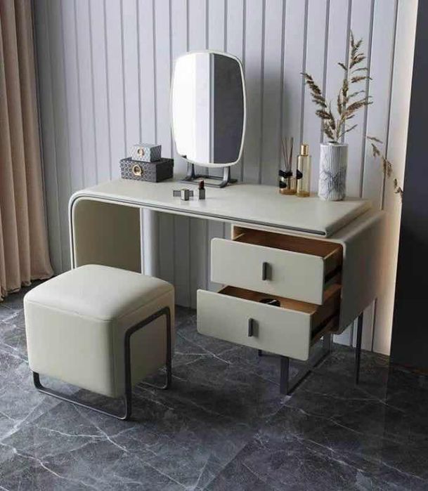 Женское трюмо с зеркалом и пуфиком