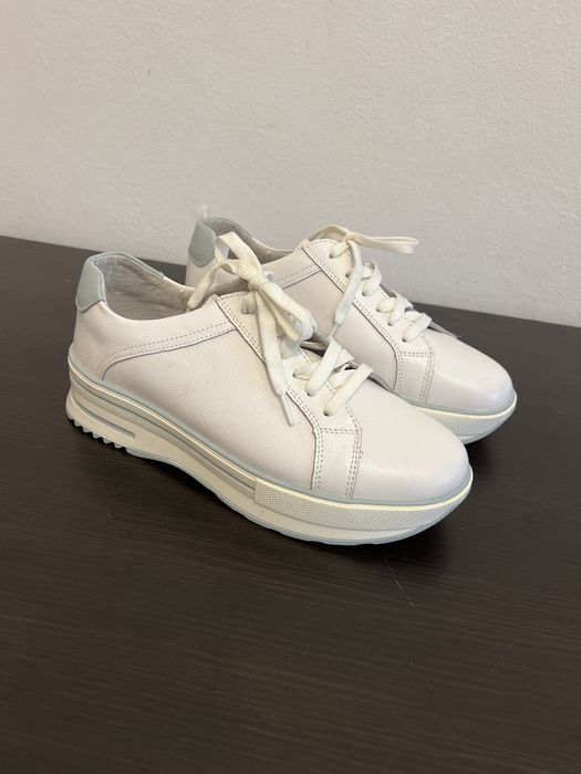 Vand adidasi din piele marimea 40, o singura purtare