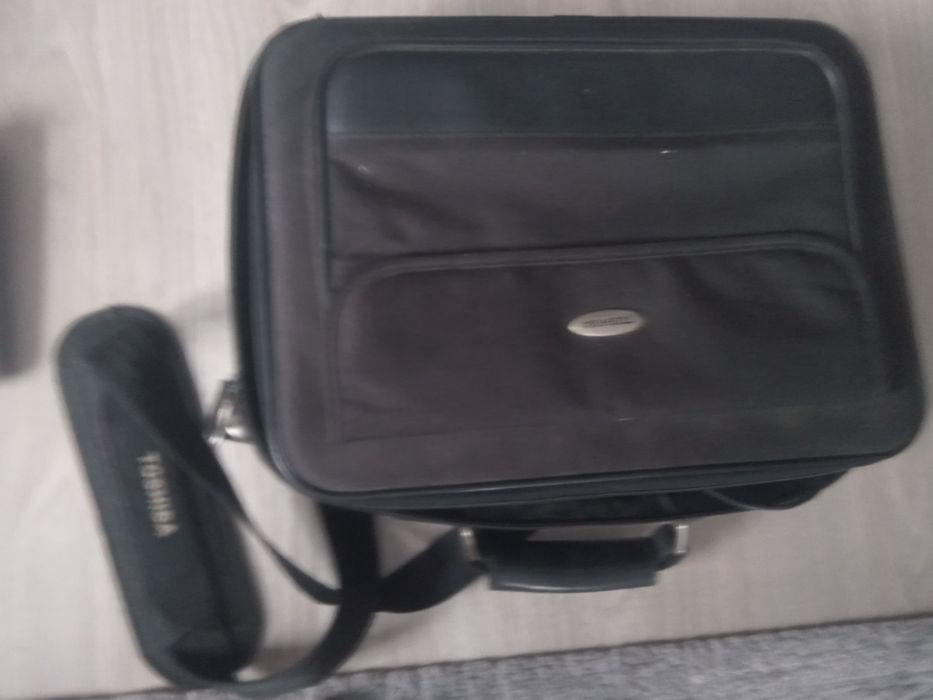 Vând 2 laptopuri stricate o geantă pentru laptop căști și un microfon