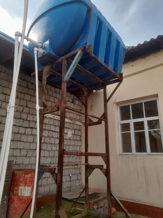 Ёмкость пластмасса бочка 2 тонна+каркас (башня) стойка