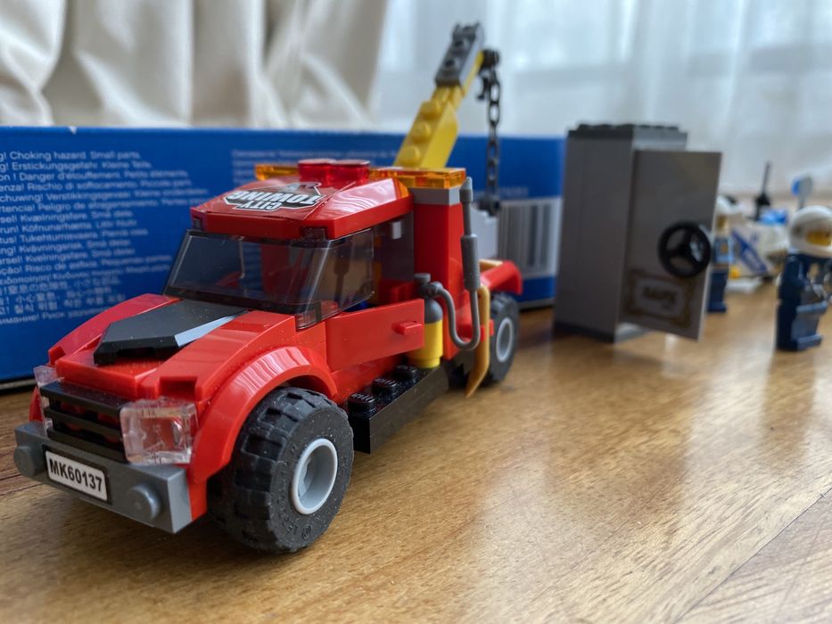 LEGO® City Police - Cazul “Camionul de remorcare” 60137 Share  Compara