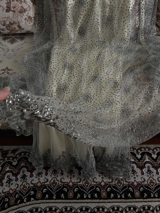 Шикарное платье с накидкой