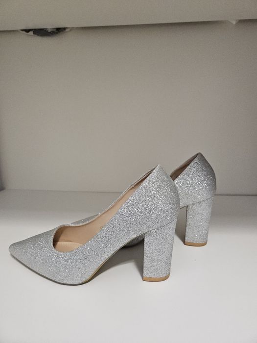 Pantofi argintii cu toc gros 38